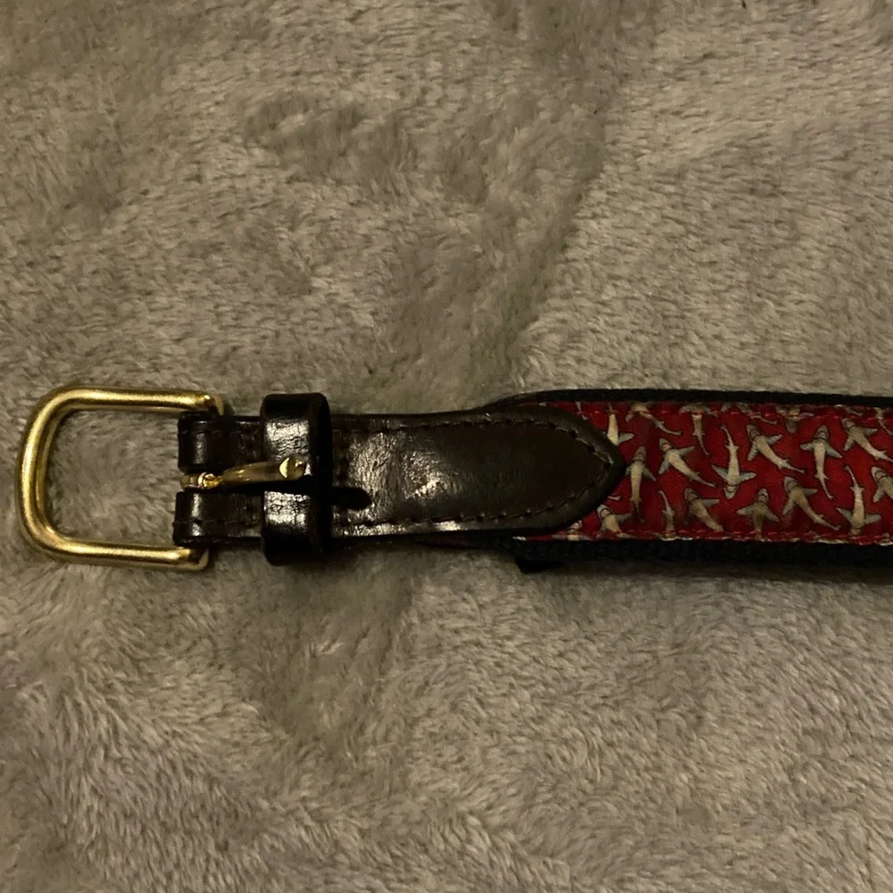 Vineyard vines shark belt size 28